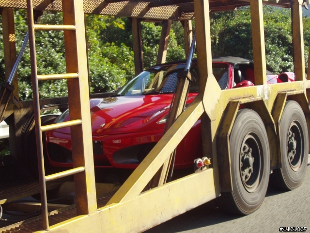 大拖車上的法拉利 F430 Spider