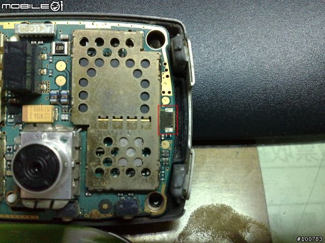 [感謝sam1215大大的幫忙,問題已解決]手機主機板上IC電源零件脫落(附圖),造成無法開機......,該如何固定??