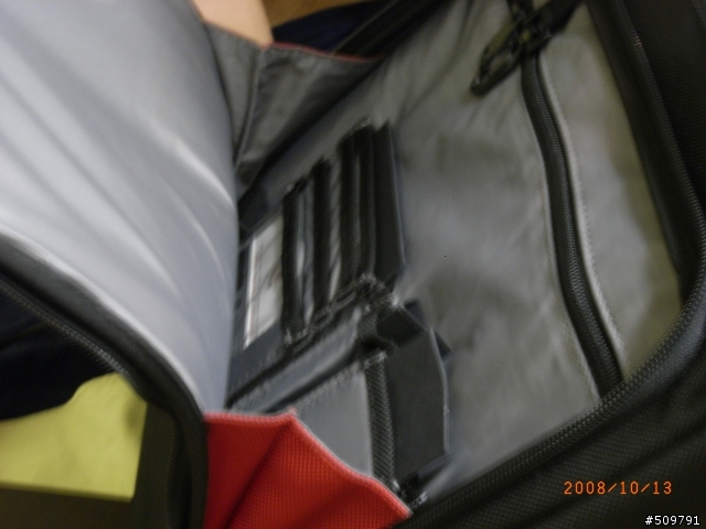 [開箱文] Victorinox 極簡電腦公事包!! (補圖)
