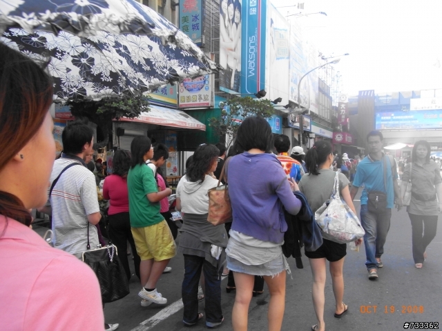 請教這是相機有問題還是光線問題?