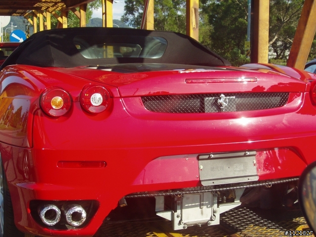 大拖車上的法拉利 F430 Spider