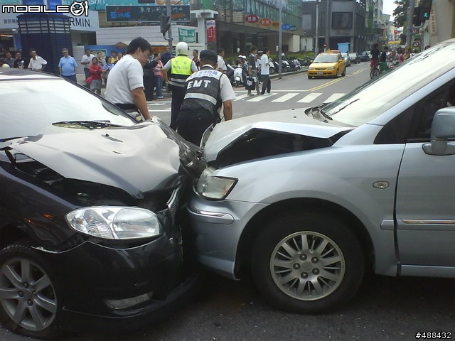 【車禍】回家看到的連環車禍...圖多