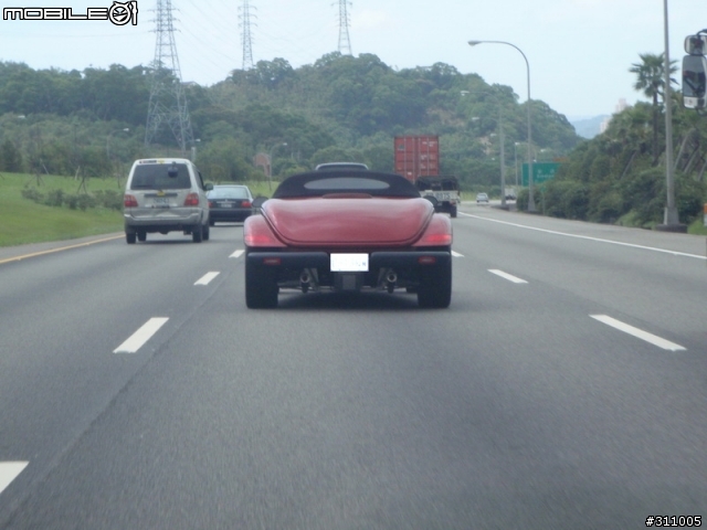 前輪像F1的怪車，在北二高遇到的