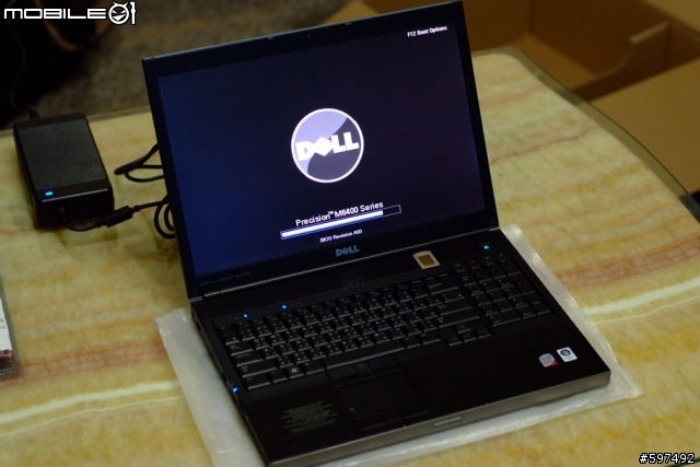 [開箱]M6400簡單開箱~外表篇--補上一張3dmark06、英雄連隊與電池小測