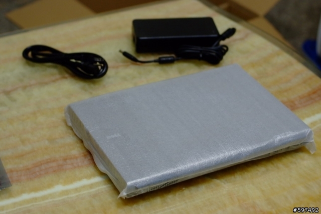 [開箱]M6400簡單開箱~外表篇--補上一張3dmark06、英雄連隊與電池小測