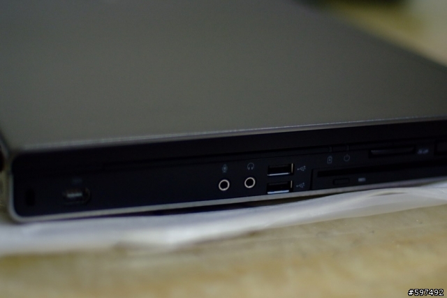 [開箱]M6400簡單開箱~外表篇--補上一張3dmark06、英雄連隊與電池小測