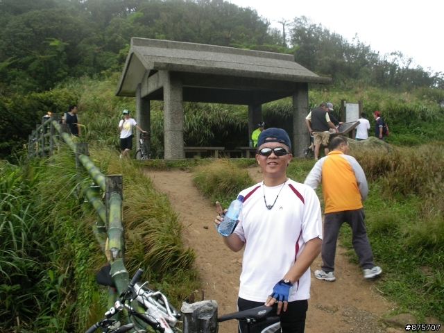 (感謝)10/19日早上10點在往風櫃嘴楓林橋上的這一群車友&車行老闆