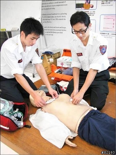 兩消防員搶救工地火警墜入地下二樓坑道