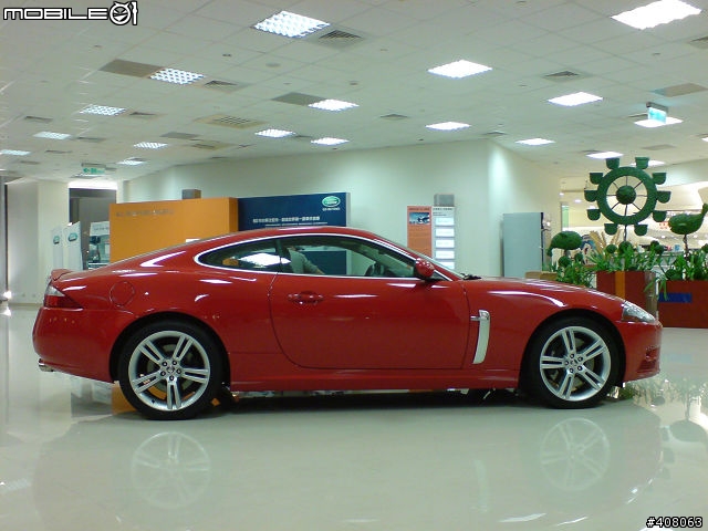 在高雄夢時代裡的Jaguar xk 4.2R