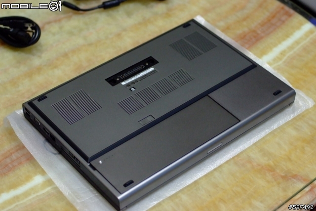 [開箱]M6400簡單開箱~外表篇--補上一張3dmark06、英雄連隊與電池小測