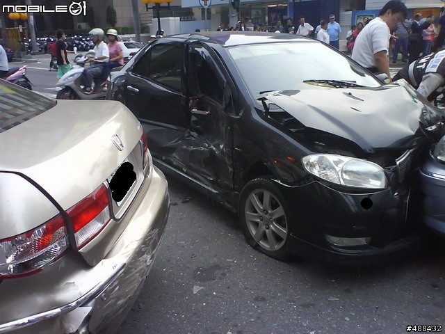 【車禍】回家看到的連環車禍...圖多
