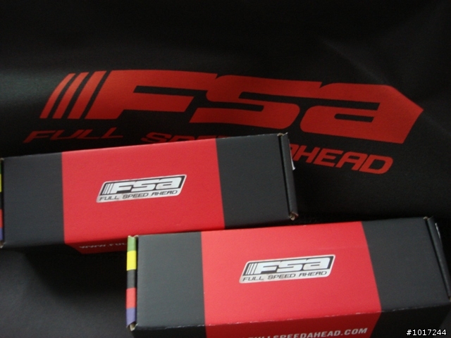 首次上台發表先來個 2009 FSA K-WING COMPACT HANDLEBAR & STEM的雙龍抱
