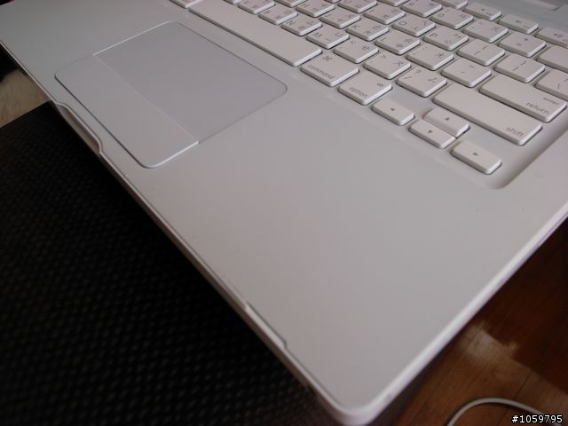 我的Macbook鍵盤面板右下方裂開了！！