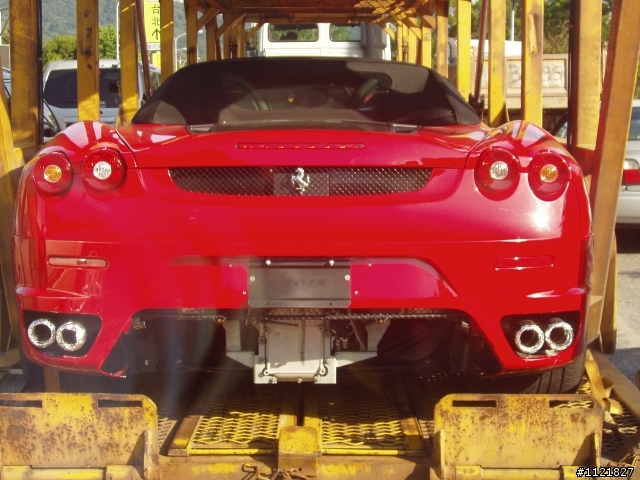 大拖車上的法拉利 F430 Spider
