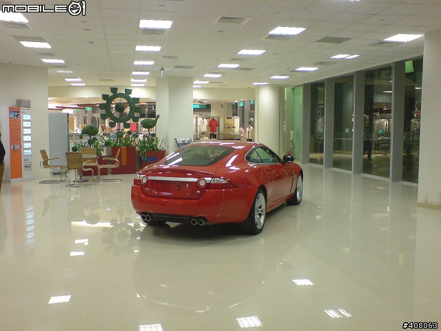在高雄夢時代裡的Jaguar xk 4.2R