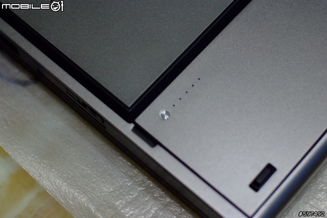 [開箱]M6400簡單開箱~外表篇--補上一張3dmark06、英雄連隊與電池小測