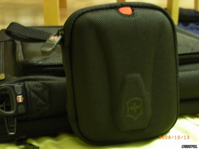 [開箱文] Victorinox 極簡電腦公事包!! (補圖)