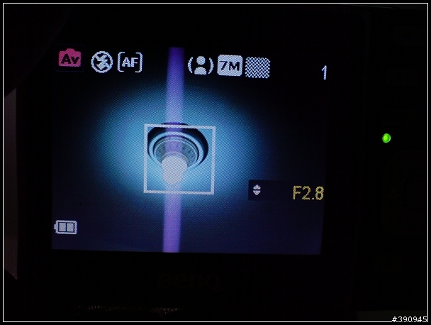 benQ c750面光的時候螢幕中間會出現一條線，請問這是正常的嗎？