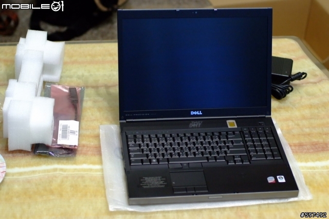 [開箱]M6400簡單開箱~外表篇--補上一張3dmark06、英雄連隊與電池小測