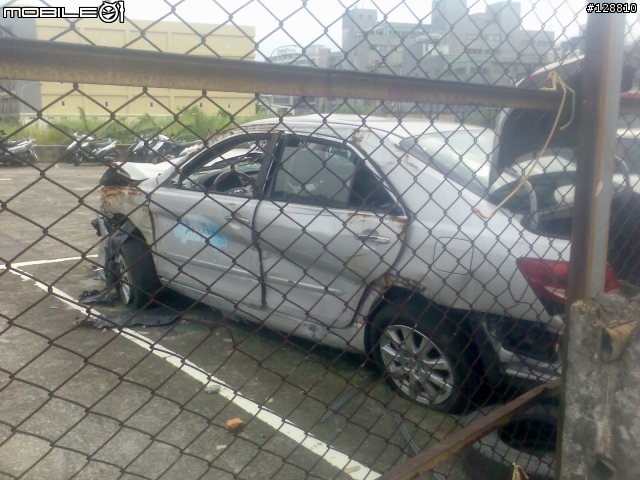 拖車場裡的廢鐵-CAMRY