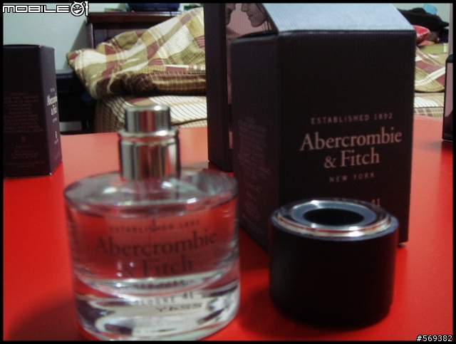 [分享]運動大會10/5 Abercrombie&Fitch MENS、WOMENS香水大集合(內附猛男、美女照)