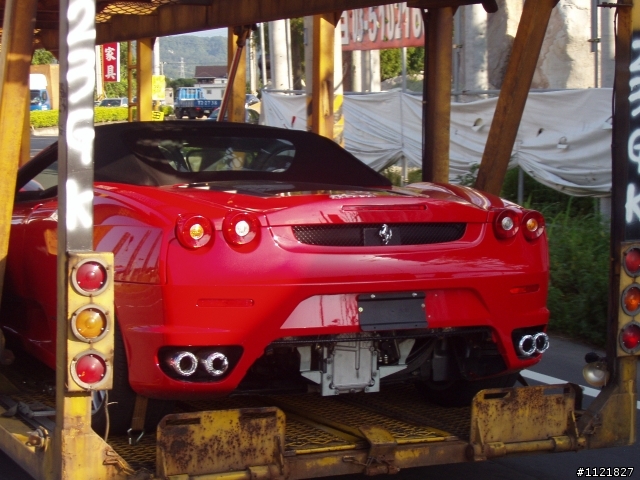 大拖車上的法拉利 F430 Spider