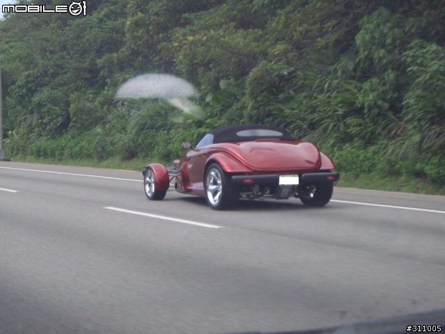前輪像F1的怪車，在北二高遇到的