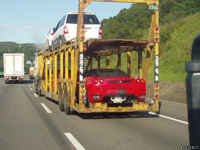 大拖車上的法拉利 F430 Spider