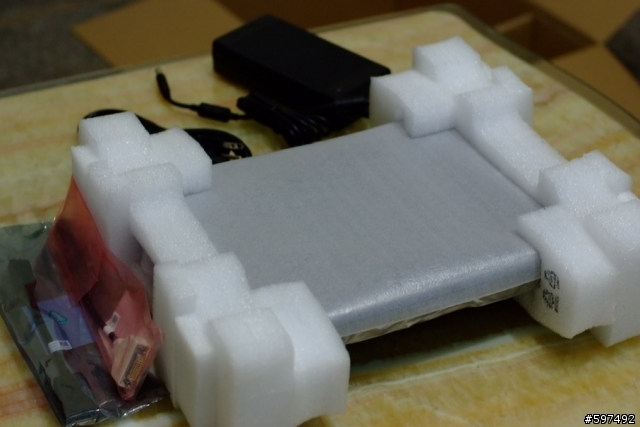 [開箱]M6400簡單開箱~外表篇--補上一張3dmark06、英雄連隊與電池小測