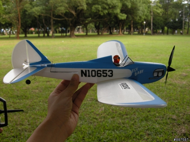 去公園「溜」遙控小飛機~