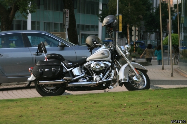 BMW門口的FLSTC HERITAGE SOFTAIL CLASSIC
