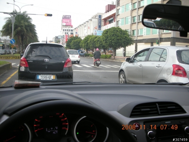 [開箱]FIT晚上牽車曲折的故事-11/15更新油耗,上班途中被包圍了