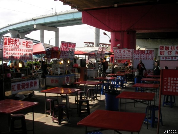 重新橋下的跳蚤市場＆美味大骨湯