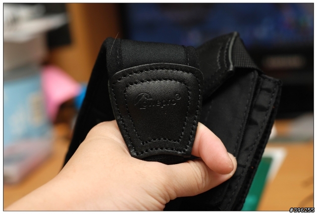 對自己脖子好一點..LOWEPRO航海家減壓背帶直式入手(附贈記憶卡袋)