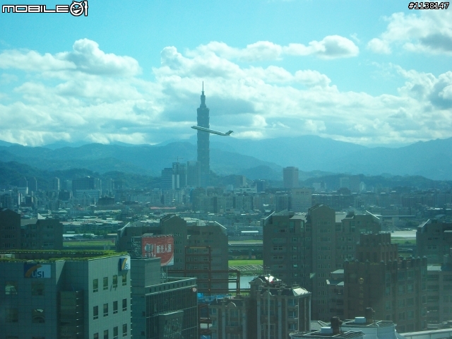 碧藍的天空,頂天的101大樓上,出現小東西