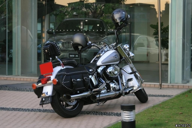 BMW門口的FLSTC HERITAGE SOFTAIL CLASSIC