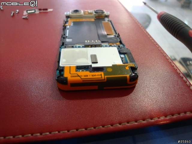 【另類手機開箱照】SONYERICSSON T700...拆機文