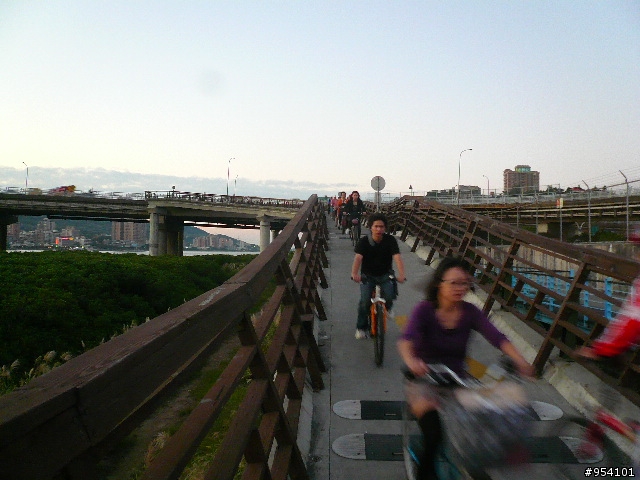 11/22(六) 偉~FCR 新店 至 淡水 河濱 自行車人擠人半日遊記 (請問一些小問題 …)