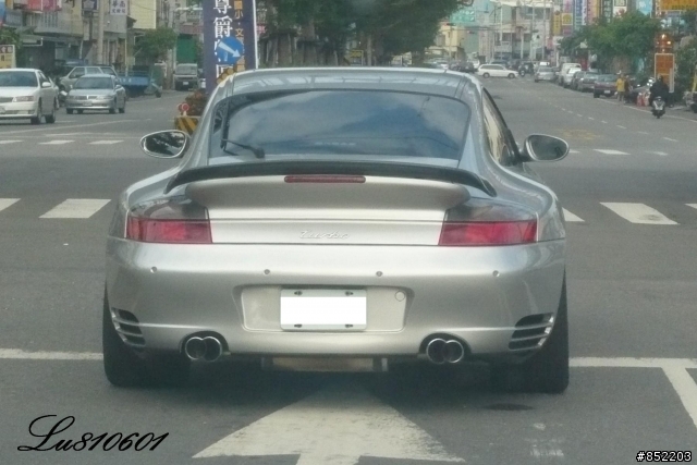 剛剛遇到改黑框的保時捷 996 Turbo