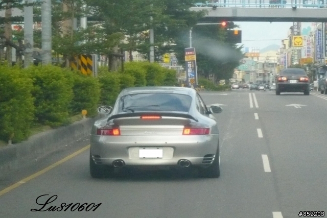 剛剛遇到改黑框的保時捷 996 Turbo