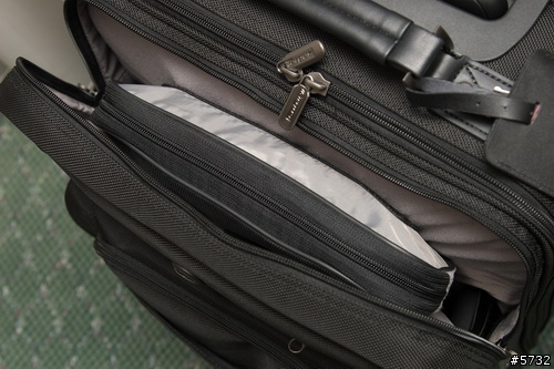 有氣墊，就安心～Targus 商旅氣墊登機箱 17"
