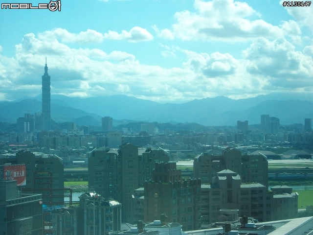 碧藍的天空,頂天的101大樓上,出現小東西