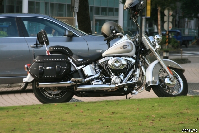 BMW門口的FLSTC HERITAGE SOFTAIL CLASSIC