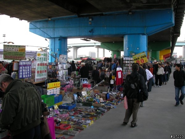 重新橋下的跳蚤市場＆美味大骨湯