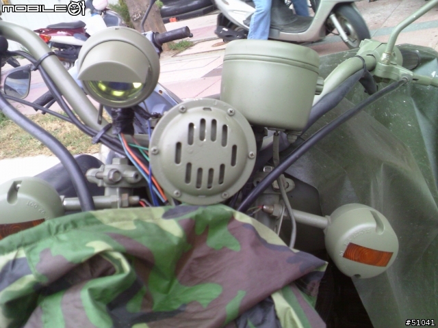 今天拍到一台偽裝的軍用機車.