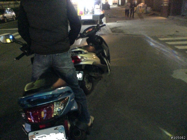 請問這種機車小擦撞責任問題??