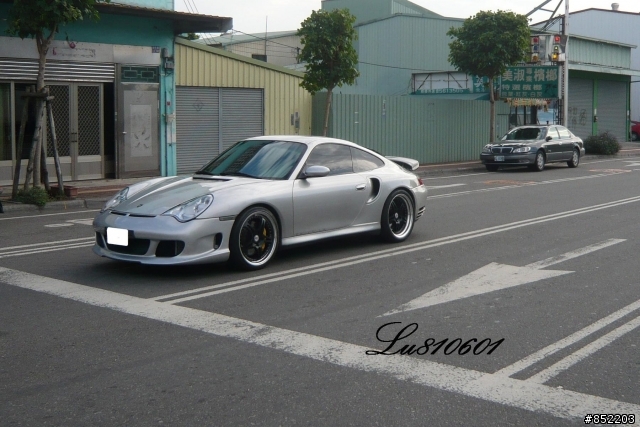 剛剛遇到改黑框的保時捷 996 Turbo