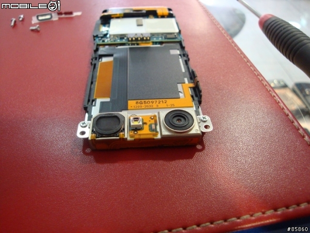 【另類手機開箱照】SONYERICSSON T700...拆機文