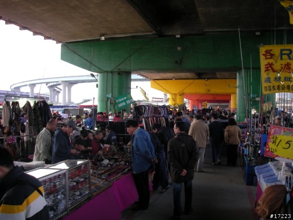 重新橋下的跳蚤市場＆美味大骨湯