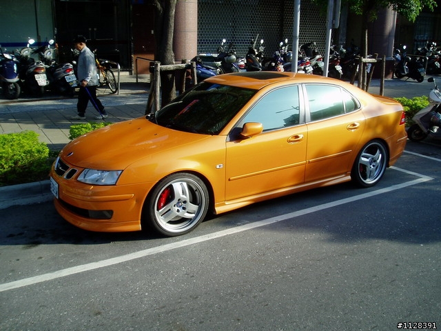 亮橘色的SAAB 9-3
